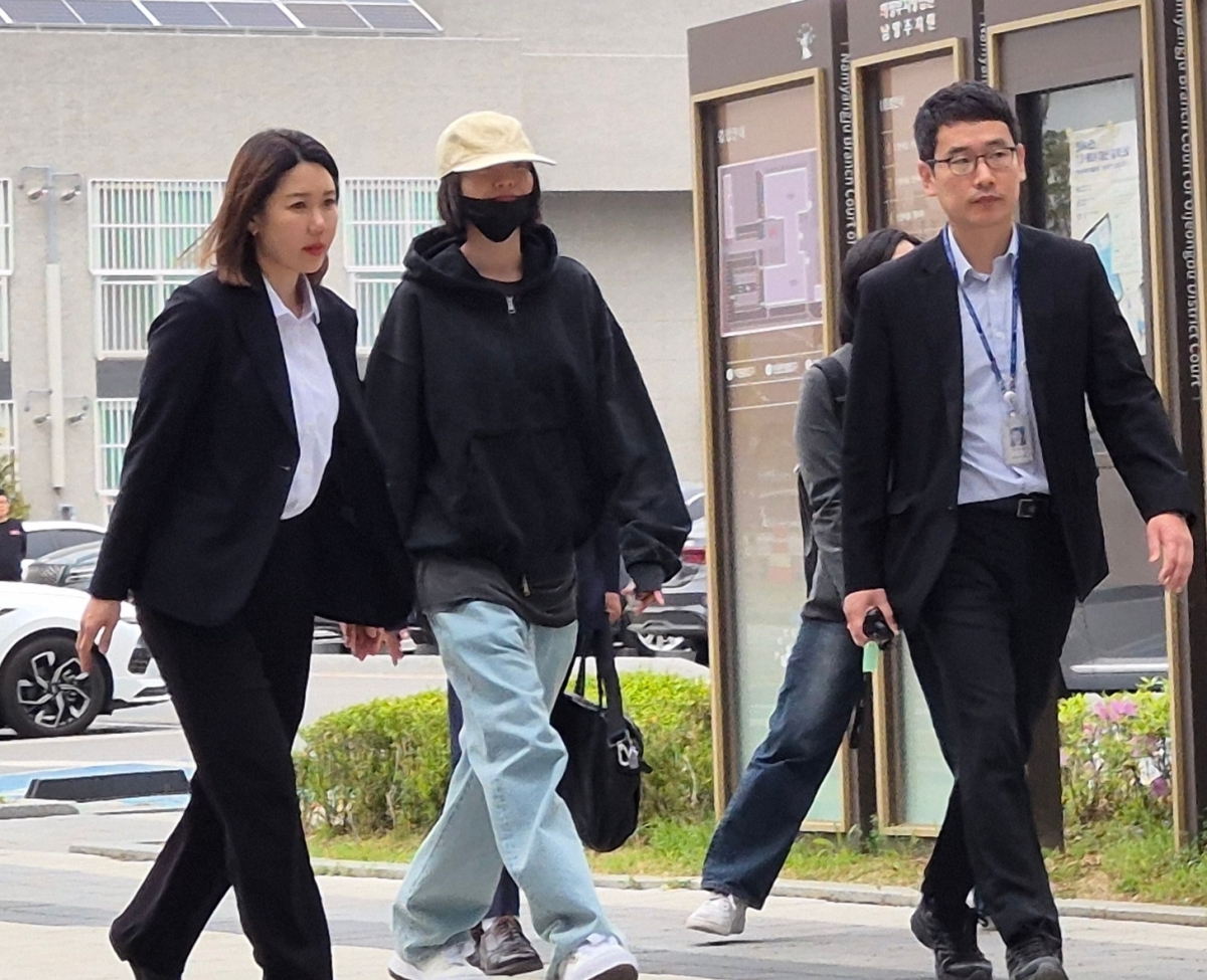 애프터스쿨 출신 가수이자 배우인 나나(35)가 21일 경기 의정부지방법원 남양주지원에 증인으로 출석하고 있다. 나나는 지난해 11월 15일 구리시 아천동 소재 자택에서 흉기 강도 피해를 입었다. 2026.4.21 뉴스1