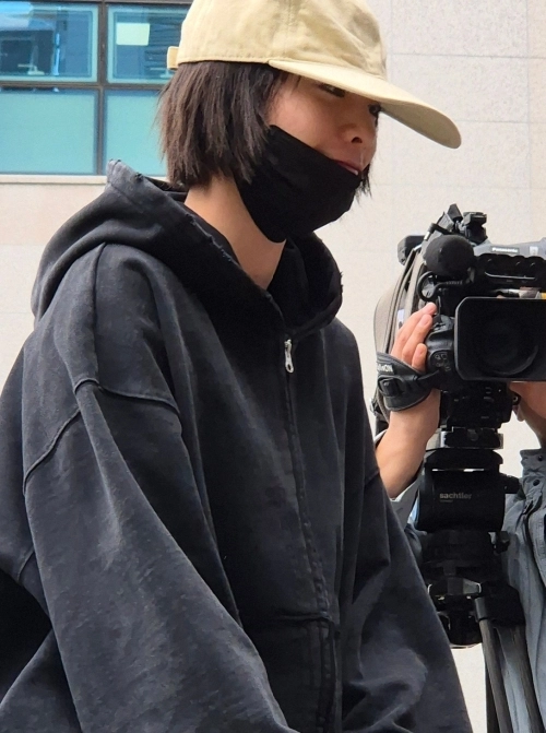 애프터스쿨 출신 가수이자 배우인 나나(35)가 21일 경기 의정부지방법원 남양주지원에 증인으로 출석하고 있다. 나나는 지난해 11월 15일 구리시 아천동 소재 자택에서 흉기 강도 피해를 입었다. 2026.4.21 뉴스1