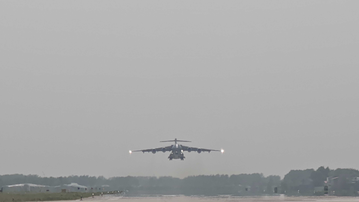 중국 공군의 대형 Y-20B 수송기가 한국전쟁 전사들의 유해를 봉환하는 13번째 임무를 수행하고 있다. 중국 퇴역군인사무부 홈페이지 캡처