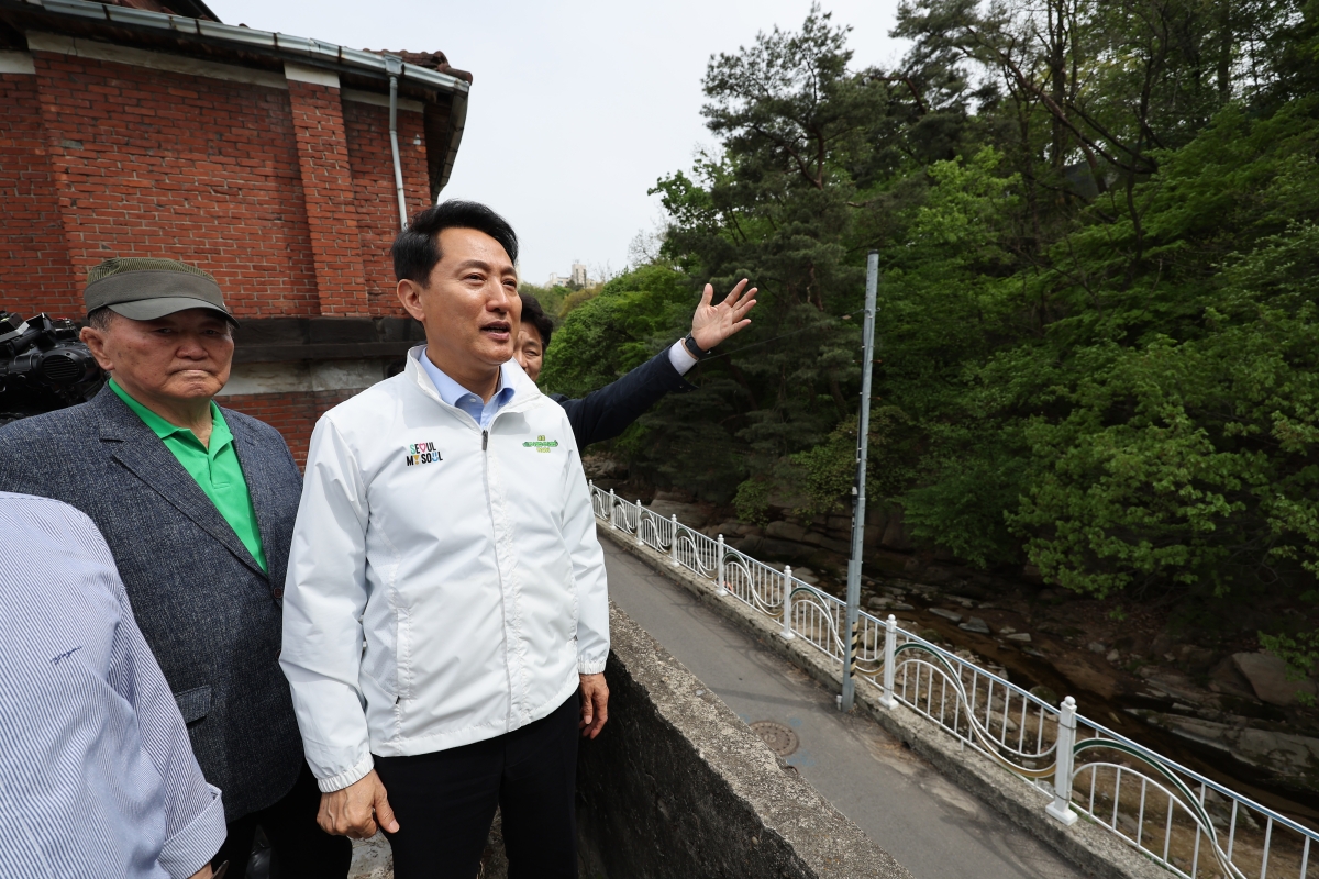 오세훈 서울시장이 21일 서울 성북구 정릉공영차고지 복합개발사업 현장을 방문해 둘러보고 있다. 연합뉴스