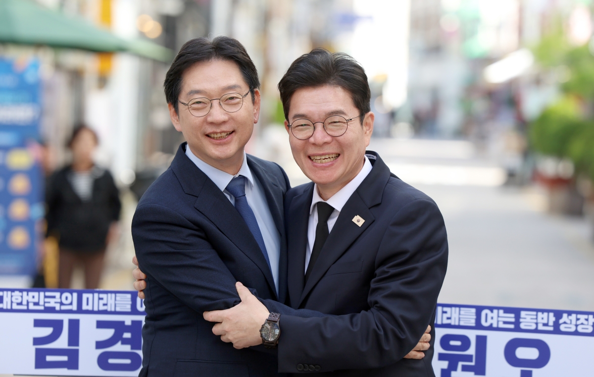 더불어민주당 정원오(오른쪽) 서울시장 후보와 김경수 경남지사 후보가 21일 경남 창원시 마산합포구 창동 사거리에서 ‘서울-경남 상생협력 공동선언’을 발표한 뒤 활짝 웃고 있다. 창원 연합뉴스