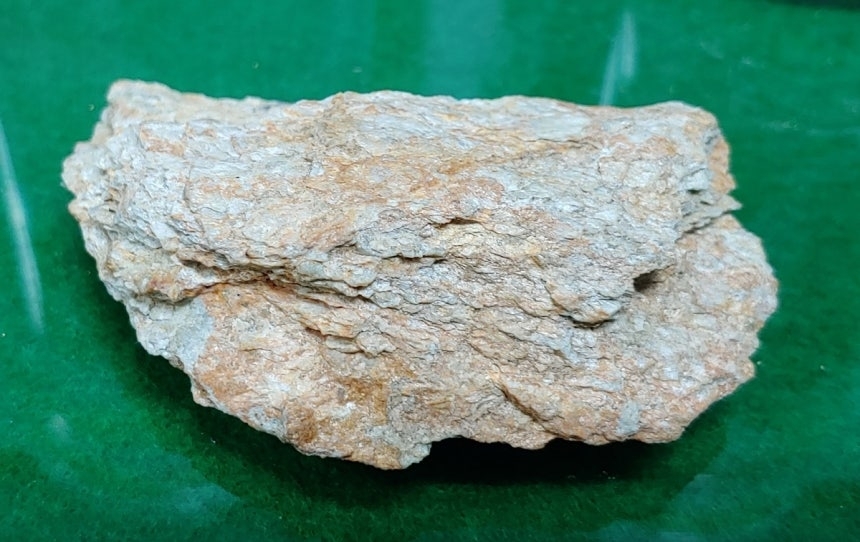 일라이트 원석. 영동군 제공