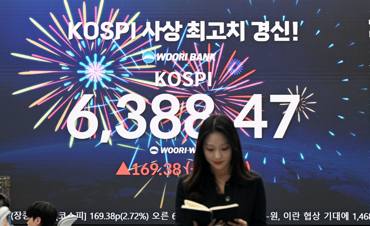 미국과 이란 간 휴전 협상 불확실성에도 코스피가 사상 최고치를 기록한 21일 서울 중구 우리은행 딜링룸에 코스피 종가가 표시돼 있다. 이날 코스피는 전 거래일 대비 169.38포인트(2.72%) 오른 6388.47에 거래를 마쳤다. 도준석 전문기자