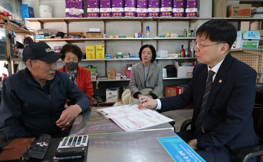 안형준 국가데이터처장(오른쪽에서 첫 번째)이 21일 서울 영등포구의 지역별고용조사 표본가구를 방문해 현장조사를 시연하고 있다. 국가데이터처 제공