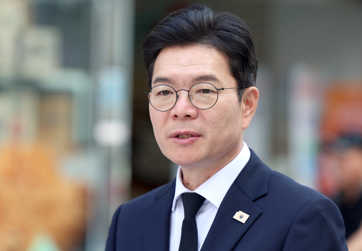 더불어민주당 정원오 서울시장 후보가 21일 오후 경남 창원시 마산합포구 창동 사거리에서 ‘서울-경남 상생협력 공동선언’에서 선언문을 읽고 있다. 연합뉴스