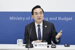 박홍근 장관 “IMF 부채 경고, 과거에도 과대 전망…2차 추경 예단 불가”