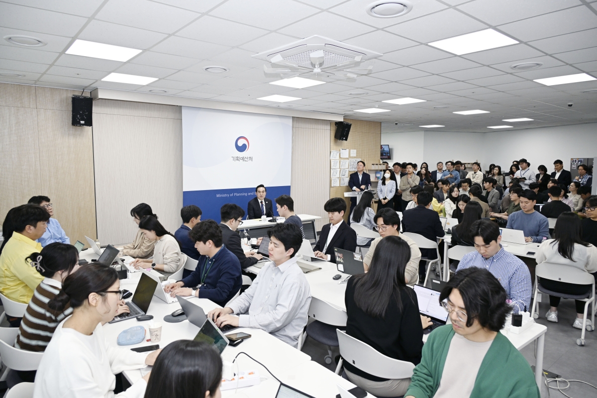 박홍근 기획예산처 장관이 21일 정부세종청사에서 열린 ‘기획예산처 출입 기자단 간담회’에서 질의에 대한 답변을 하고 있다. 기획처 제공