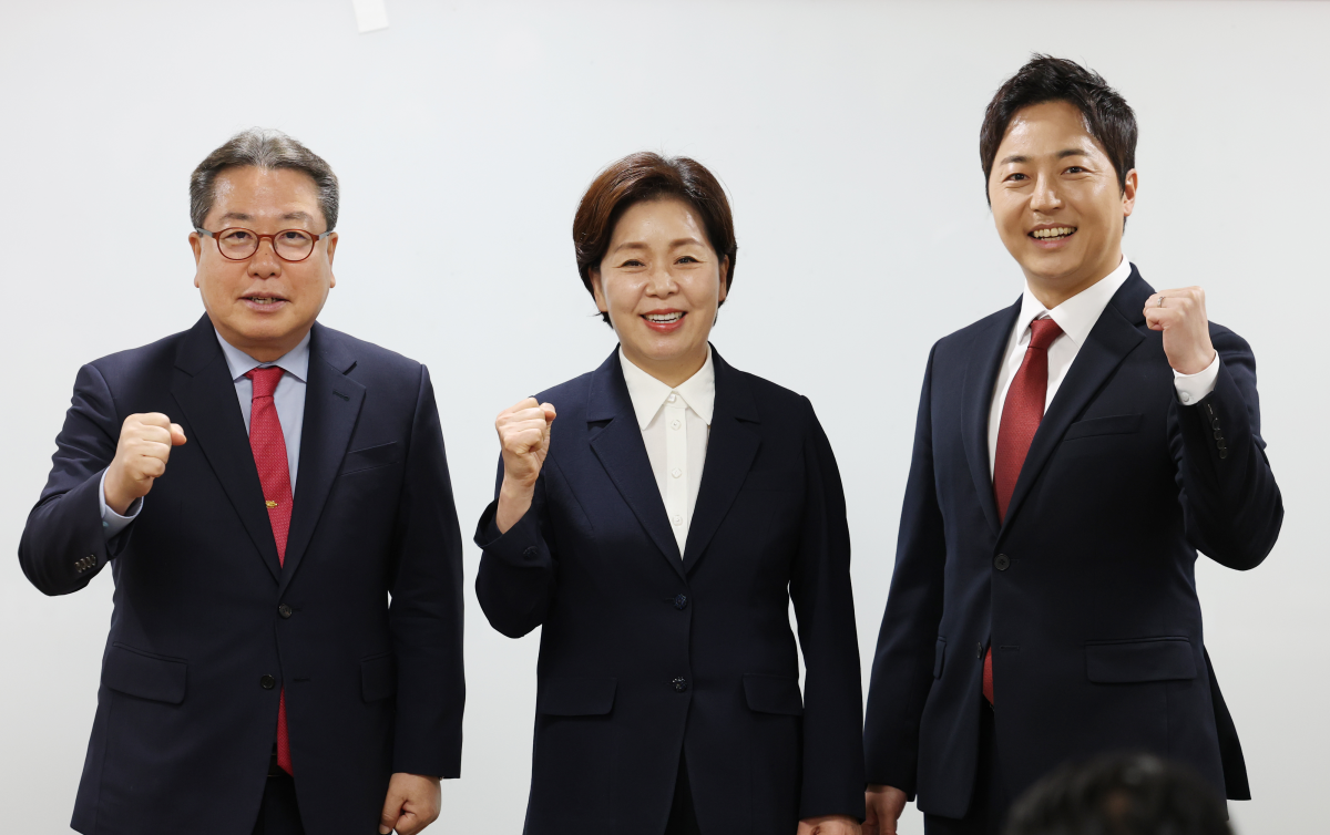 조광한·양향자·이성배 국민의힘 경기도지사 예비후보들이 21일 경기 수원시 영통구 경기도의회 중회의실에서 열린 ‘경기도의회 국민의힘 의원총회’에서 기념촬영을 하고 있다. 수원 뉴스1