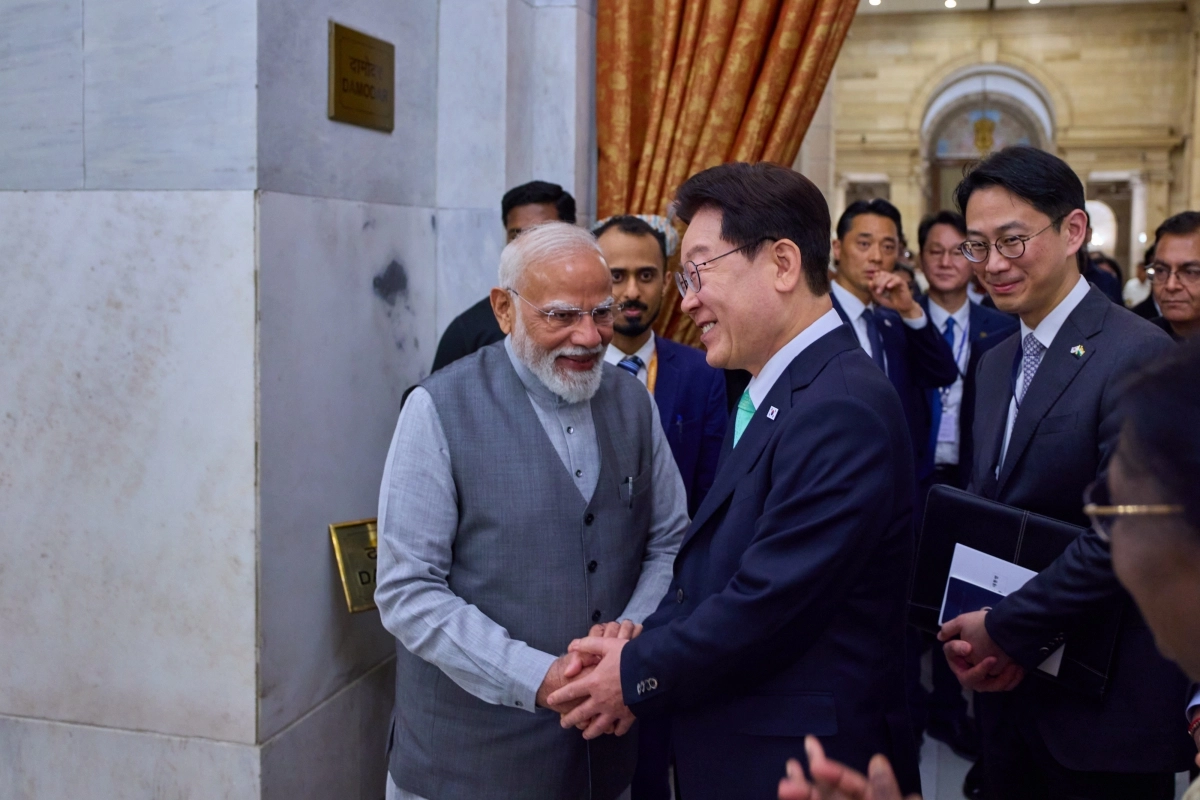 이재명 대통령과 나렌드라 모디 인도 총리가 20일(현지시간) 인도 뉴델리 대통령궁에서 열린 드로우파디 무르무 인도 대통령 주최 국빈 만찬에서 악수하고 있다. 2026.4.21 공동취재단