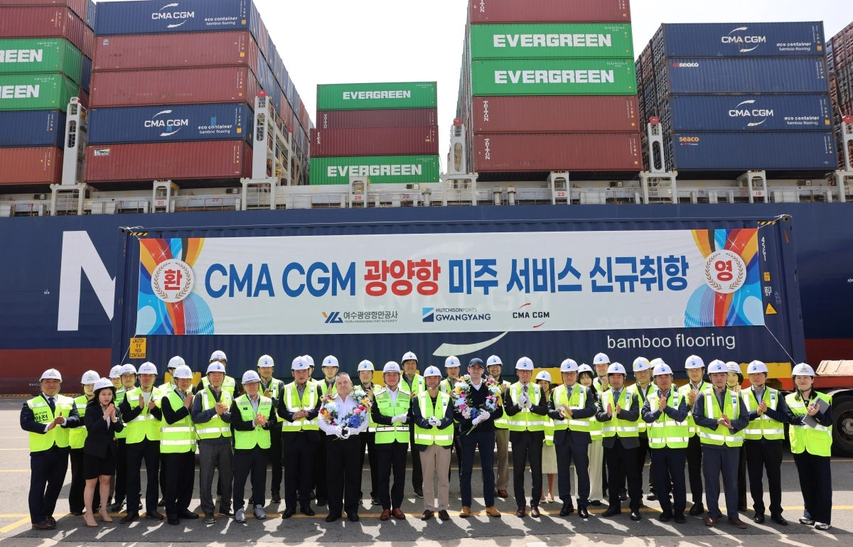 광양항 컨테이너부두(한국국제터미널)에서 열린 신규 서비스 기항 기념 행사에서 최관호(앞줄 가운데) 항만공사 사장과 참석자들이 기념촬영을 하고 있다.