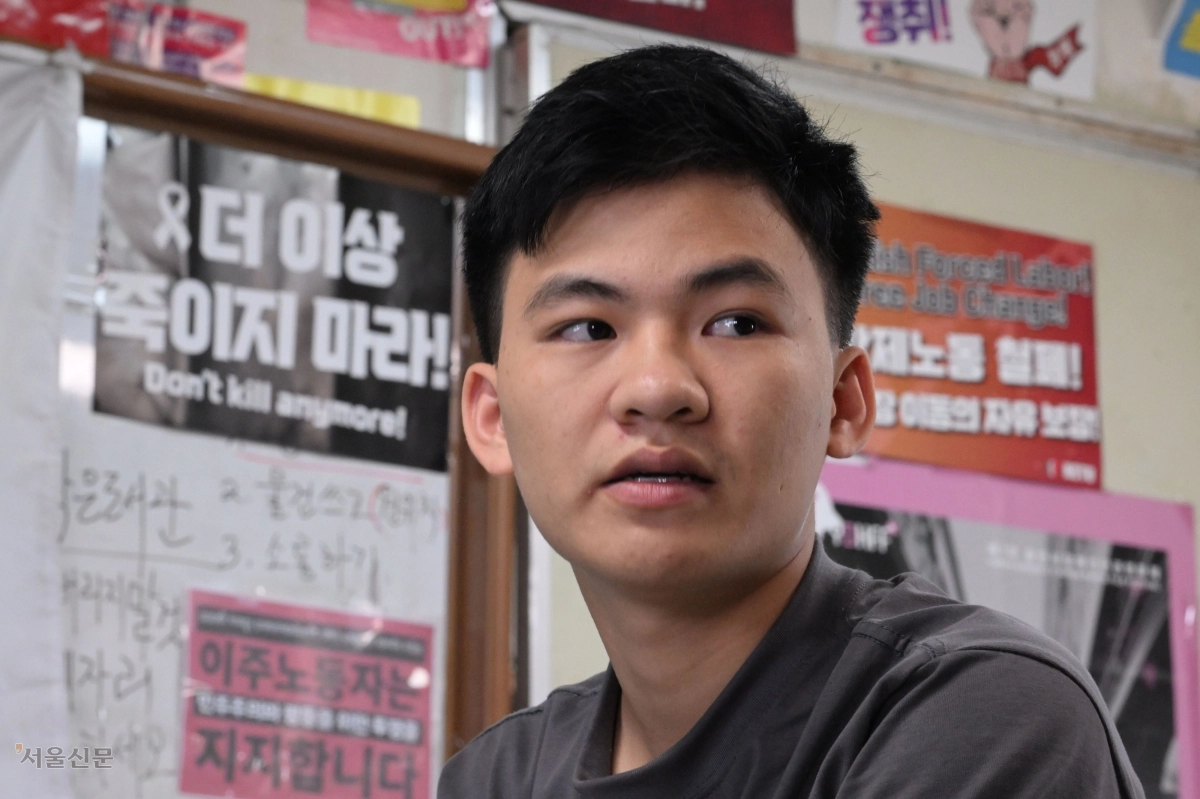 베트남 국적의 응우옌 반 뚜가 지난 16일 경기 오산시 이주노동자센터에서 ﻿산업재해로 숨진 형 뚜안﻿을 떠올리고 있다. 도준석 전문기자