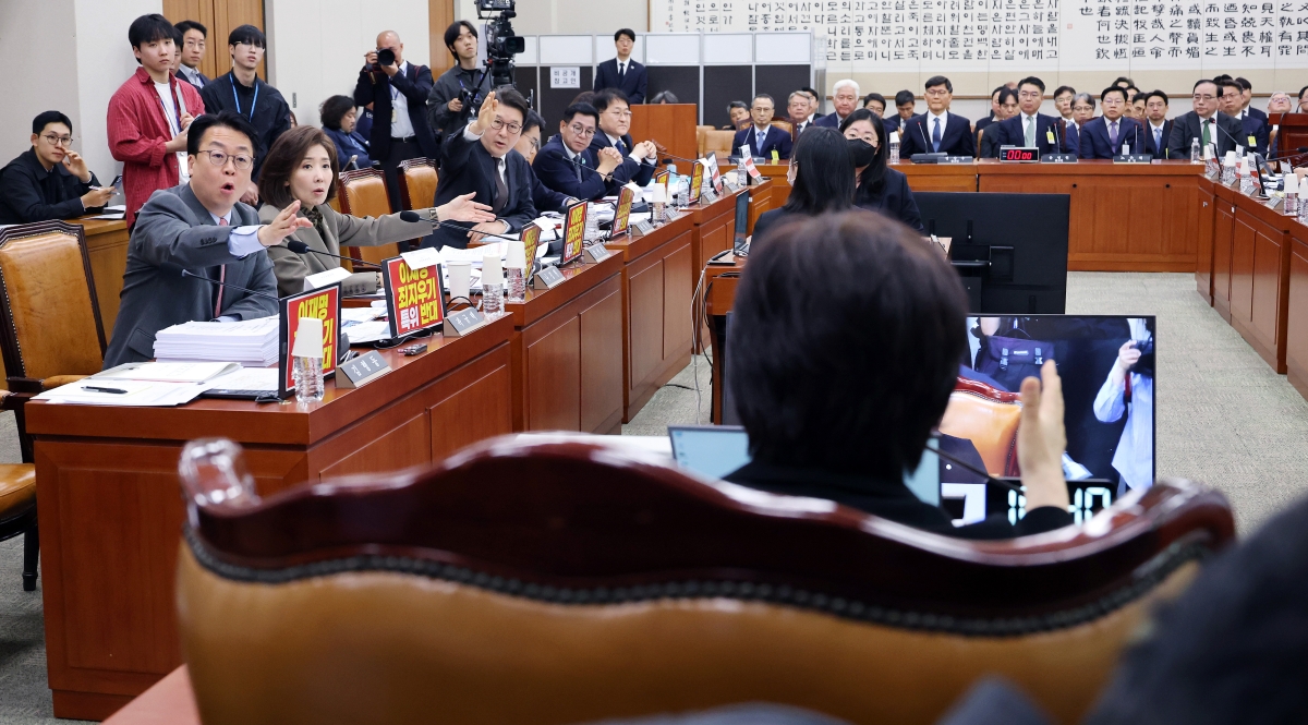 국민의힘 위원들이 21일 국회 ‘윤석열 정권 정치검찰 조작기소 의혹 사건 진상규명’ 국정조사특별위원회에서 열린 서해 공무원 피격·통계조작·‘윤석열 명예훼손’ 허위보도 조작기소 의혹 사건에 대한 청문회에서 서영교 위원장의 의사 진행에 항의하고 있다. 2026.4.21. 연합뉴스