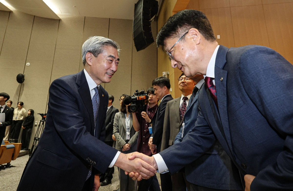 신현송(왼쪽) 한국은행 총재가 21일 서울 중구 한국은행 별관에서 열린 취임식에서 직원들과 인사하고 있다. 연합뉴스