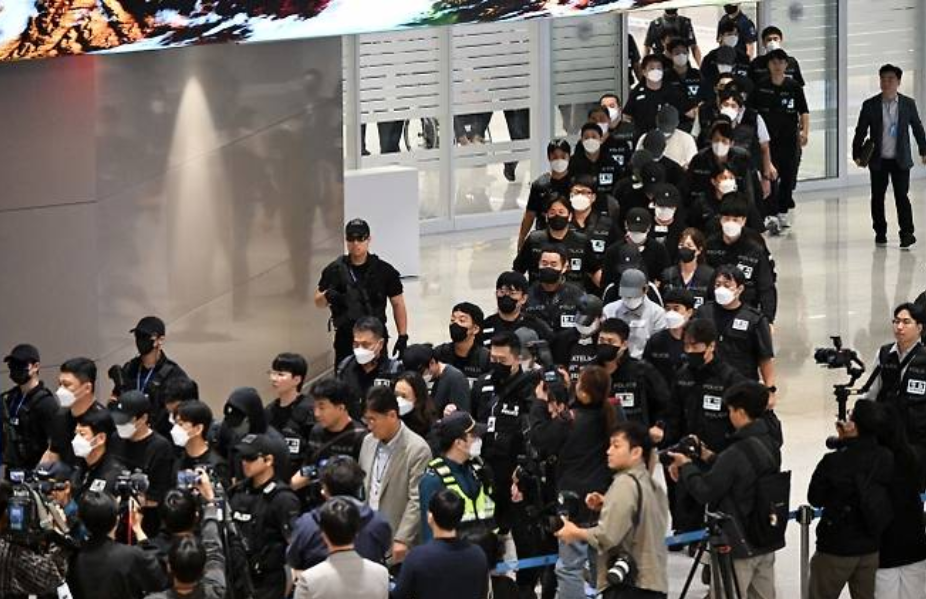 캄보디아 온라인 스캠(사기)에 가담해 구금된 한국인들이 지난해 10월 18일 인천국제공항 2터미널을 통해 송환되고 있다. 서울신문DB