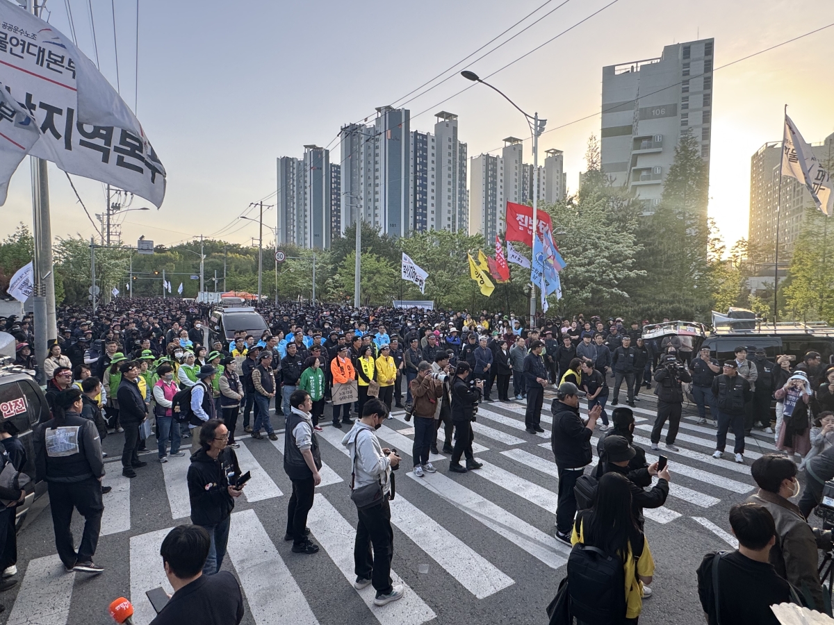 21일 경남 진주시 정촌면﻿의 CU BGF로지스 진주물류센터 앞에서 화물연대 조합원 등 1700여명이 집결한 가운데 결의대회가 열리고 있다. 2026.4.21. 이창언 기자