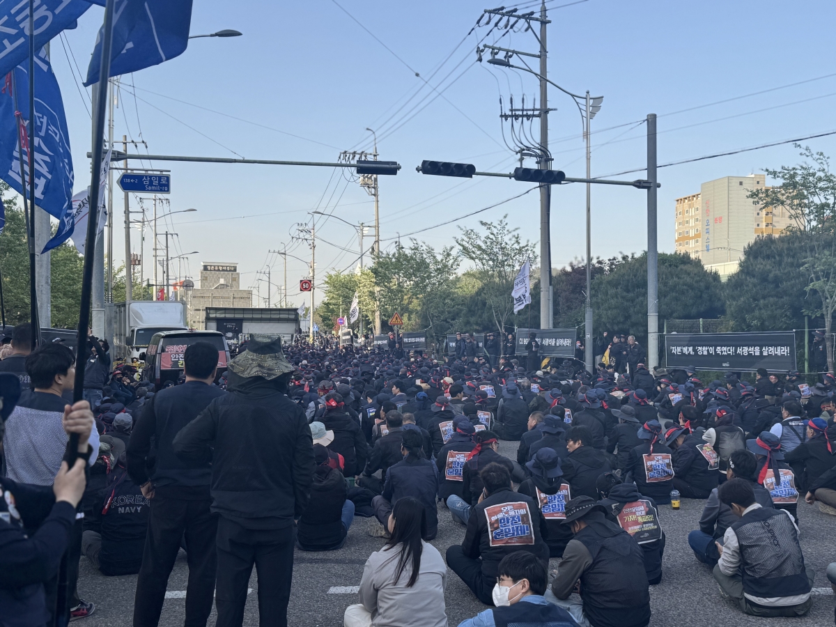 21일 경남 진주시 정촌면﻿의 CU BGF로지스 진주물류센터 앞에서 화물연대 조합원 등 1700여명이 집결한 가운데 결의대회가 열리고 있다. 2026.4.21. 이창언 기자