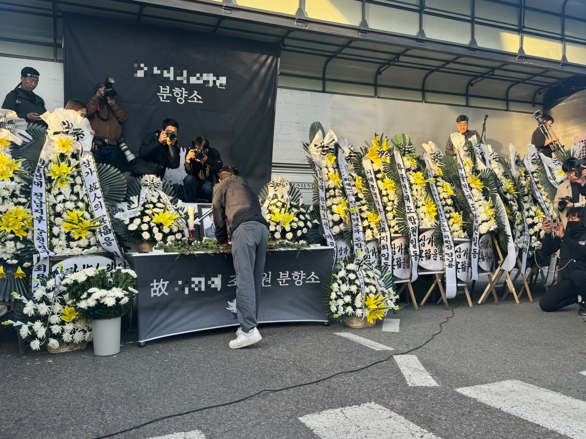 경남 진주시 정촌면﻿의 CU BGF로지스 진주물류센터 앞에 마련된 분향소. 2026.4.21. 이창언 기자