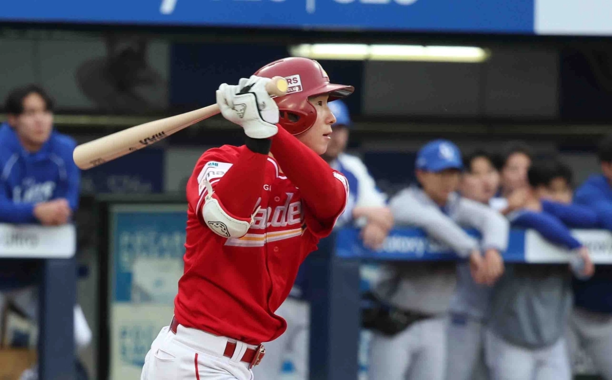 SSG 랜더스 유격수 박성한이 21일 대구 삼성라이온즈파크에서 열린 2026 KBO리그 삼성 라이온즈와의 방문 경기에서 1회초 삼성 선발 투수 최원태의 초구를 공략해 우익수 앞 안타를 때려내고 있다. 박성한은 이 안타로 개막 19경기 연속 안타 신기록을 작성했다. 대구 연합뉴스