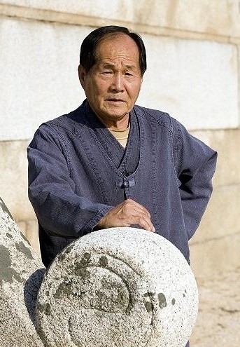 전통방식의 돌 다듬기 외길을 걸었던 이의상 석장 보유자. 연합뉴스.