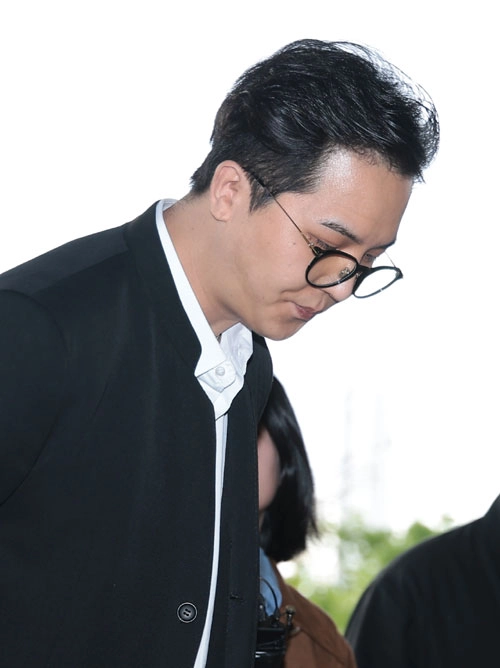 ‘부실 복무’ 혐의를 받는 송민호가 21일 서울 마포구 서울서부지방법원에서 열린 1차 공판에 출석하고 있다. 2026.4.21<br>뉴스1