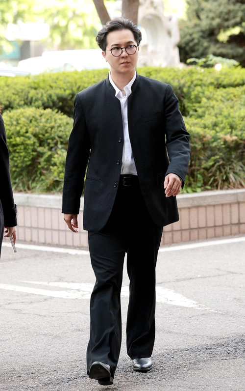 ‘부실 복무’ 혐의를 받는 송민호가 21일 서울 마포구 서울서부지방법원에서 열린 1차 공판에 출석하고 있다. 2026.4.21<br>뉴스1