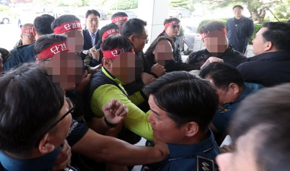 민주노총 공공운수노조 화물연대가 21일 오전 경남 창원시 의창구 경남경찰청 입구에서 경남청장 면담을 요구하고 있다. 2026.4.21 <br>연합뉴스