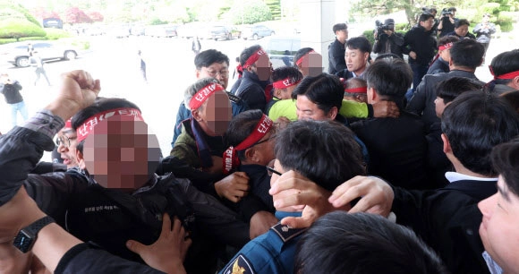 민주노총 공공운수노조 화물연대가 21일 오전 경남 창원시 의창구 경남경찰청 입구에서 경남청장 면담을 요구하고 있다. 2026.4.21 <br>연합뉴스
