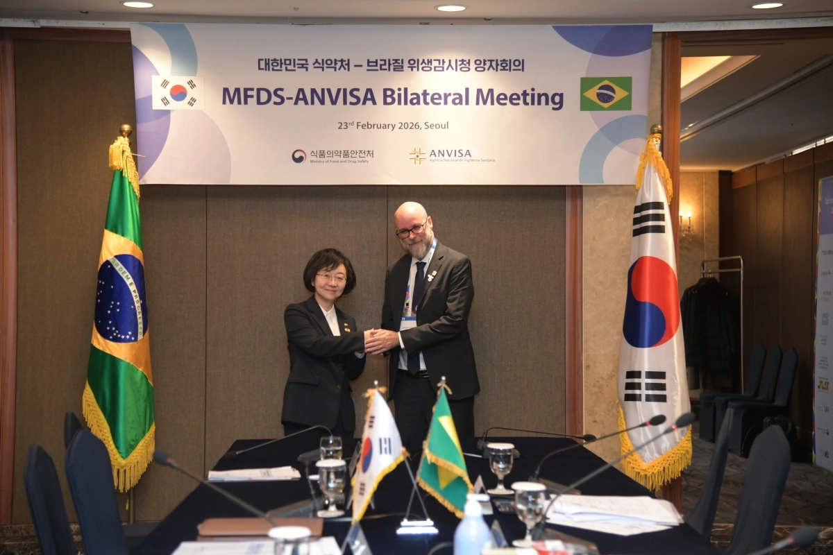 지난 2월 서울에서 열린 ‘식품의약품안전처-브라질 위생감시청 양자회의’에서 오유경(왼쪽) 식품의약품안전처장과 브라질 위생감시청장이 보건제품 규제 협력에 관한 양해각서(MOU)를 체결한 뒤 악수하고 있다. 식품의약품안전처 제공