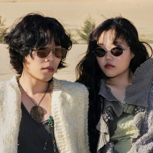 남매 듀오 가수 악뮤(AKMU). 영감의 샘터 제공