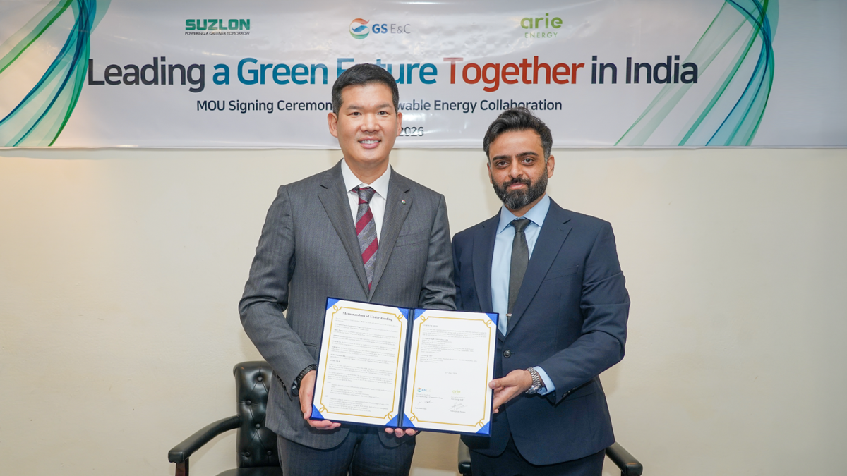 허윤홍(왼쪽) GS건설 대표와 비슈와지트 파르마르 아리 에너지 대표가 20일(현지시간) 인도 델리에서 업무협약을 체결한 뒤 기념사진을 찍고 있다. GS건설 제공