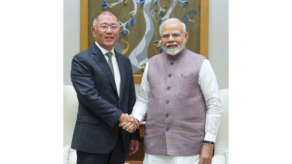 정의선(왼쪽) 현대자동차그룹 회장이 2024년 10월 21일(현지시간) 인도 델리 총리관저에서 나렌드라 모디 총리와 만나 모빌리티 산업 협력방안에 대해 의견을 나눈뒤 악수하고 있다. 현대차그룹 제공