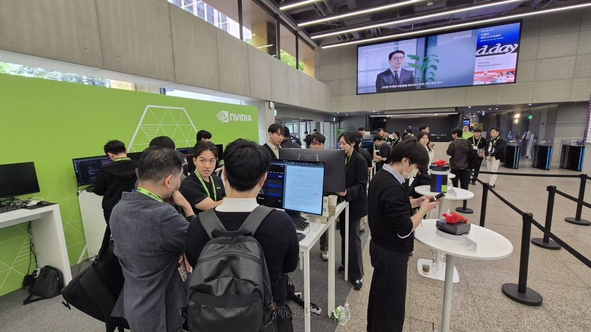 21일 서울 마포구 프론트원에서 개최된 ‘엔비디아 네모트론 디벨로퍼 데이즈 서울 2026’에서 방문객들이 ‘빌드 어 클로’에 참여해 AI 에이전트 구축 과정을 살펴보고 있다.