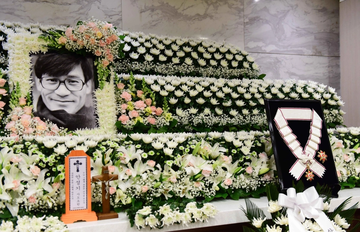 지난 1월 5일 별세한 배우 안성기의 서울성모병원 빈소 모습.  사진공동취재단