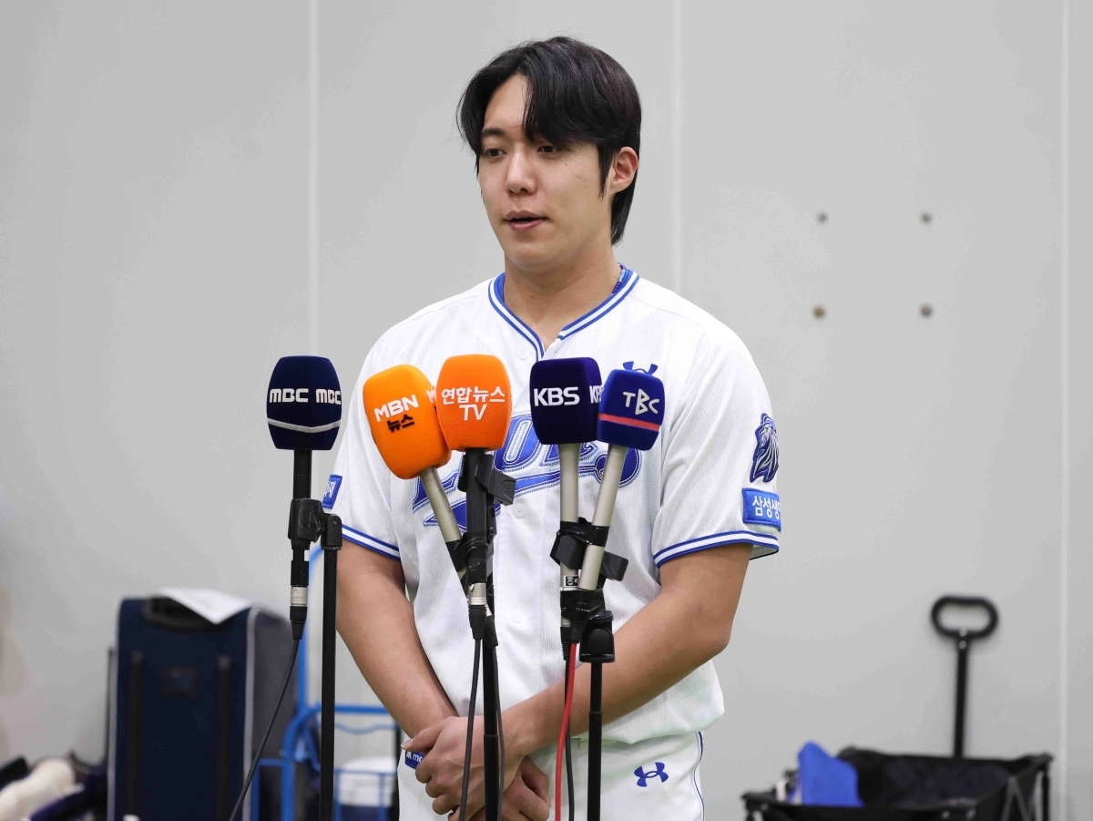삼성 라이온즈 원태인이 21일 대구 삼성 라이온즈 파크에서 지난 19일 열린 LG 트윈스와의 경기에서 격한 감정을 표출한 것과 관련해 사과의 뜻을 밝히고 있다. 2026.4.21 대구 연합뉴스