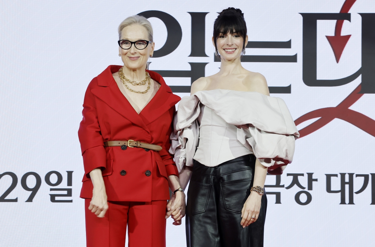 배우 메릴 스트립(왼쪽), 앤 헤서웨이가 8일 서울 종로구 포시즌스 호텔에서 열린 영화 ‘악마는 프라다를 입는다2’ 내한 기자간담회에서 포즈를 취하고 있다. 2026.04.08. 뉴시스