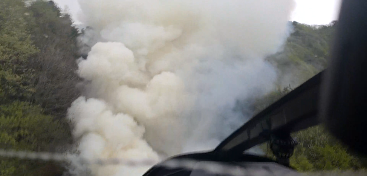 대구 동구 도학동 팔공산에서 22일 오전 6시 10분쯤 불이 나 산림당국이 진화작업을 벌이고 있다. 산림청 제공