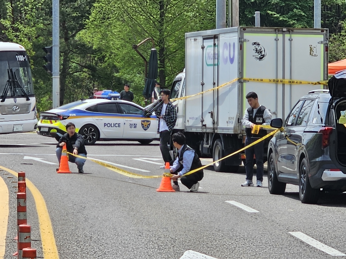 20일 민주노총 산하 화물연대 편의점지부 CU지회 집회가 진행 중인 경남 진주시 정촌면  CU 진주물류센터 앞에서 노조 조합원 3명이 화물차와 충돌해 숨지거나 다치는 사고가 발생해 경찰이 사고 차량과 사고 현장에 폴리스라인을 설치하고 있다. 2026.4.20. 뉴스1