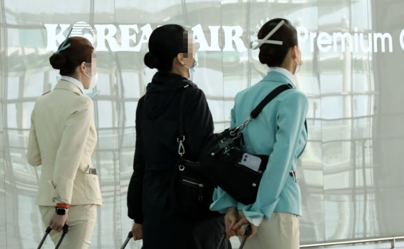 영종도 인천국제공항 2터미널에서 이동하는 대한항공 승무원들. 2020.2.26 연합뉴스