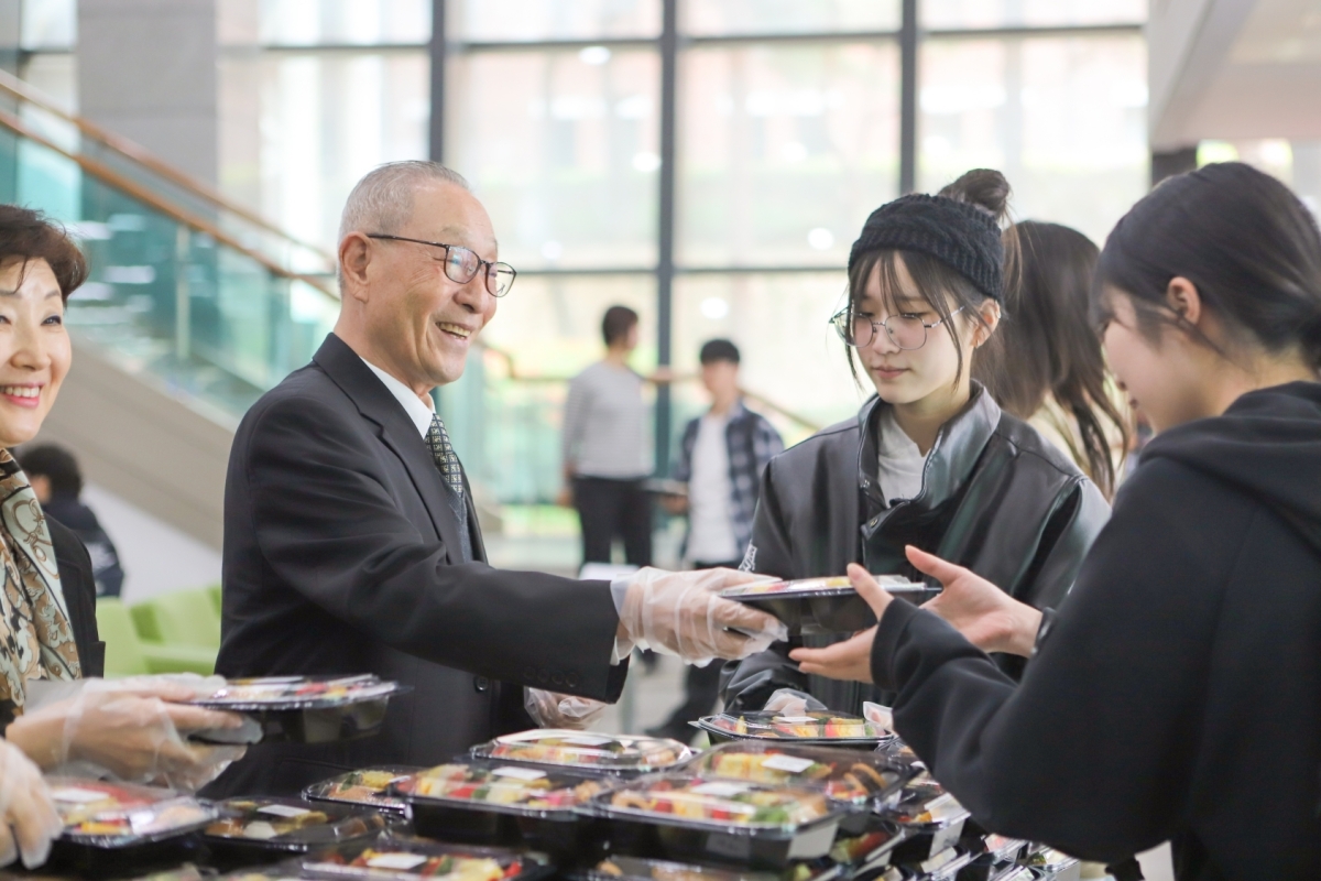 강일구 호서대 총장이 중간고사 응원으로 학생들에게 도시락과 음료를 제공하고 있다. 호서대 제공