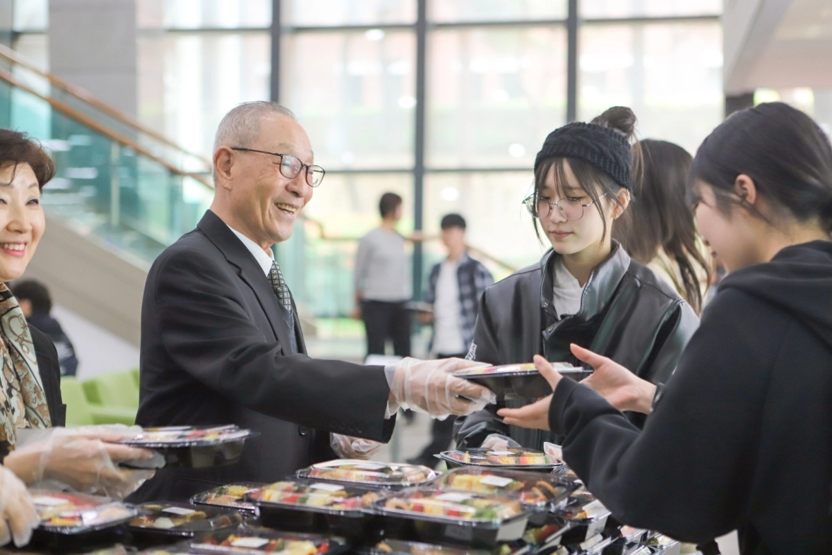 강일구 호서대 총장이 중간고사 응원으로 학생들에게 도시락과 음료를 제공하고 있다. 호서대 제공