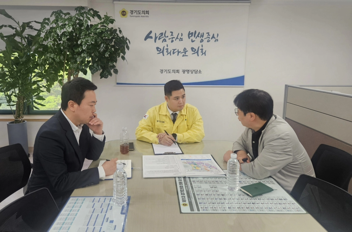 최민 의원이 20일 경기도의회 광명상담소에서 정담회를 열고 경기주택도시공사 서부사업단 관계자와 광명학온 공공주택지구 및 광명시흥 도시첨단산업단지 개발사업  추진 현황을 점검하고 있다.(사진=경기도의회)
