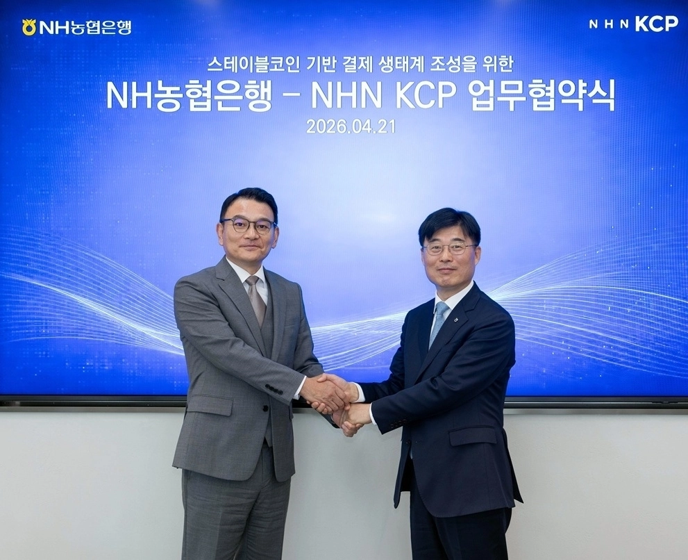 NHN KCP 박준석 대표이사(왼쪽)와 NH농협은행 김주식 부행장이 악수를 하고 있다.(사진=NHN KCP 제공)