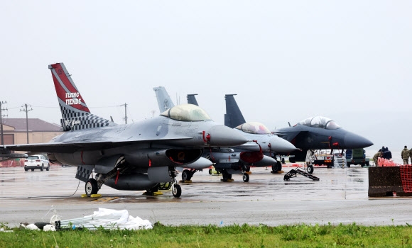 경기 평택시 주한미공군 오산기지에서 열린 ‘오산 에어 파워 데이 2025 미디어데이’에 F-16 등 다양한 전투기가 전시돼 있다. 2025.5.9 연합뉴스