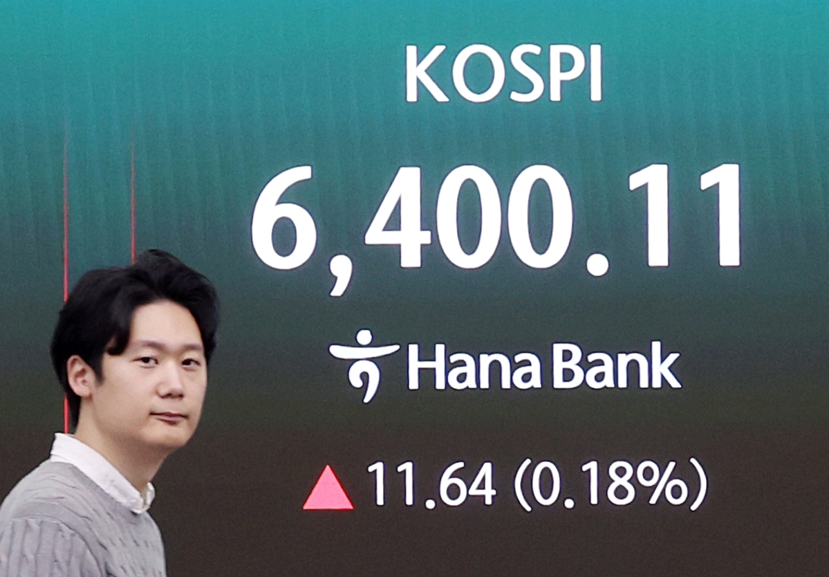 코스피가 장중 6400선을 돌파한 뒤 혼조세를 보이고 있는 22일 오전 서울 중구 하나은행 딜링룸에 시황이 나오고 있다. 2026.4.22 뉴스1