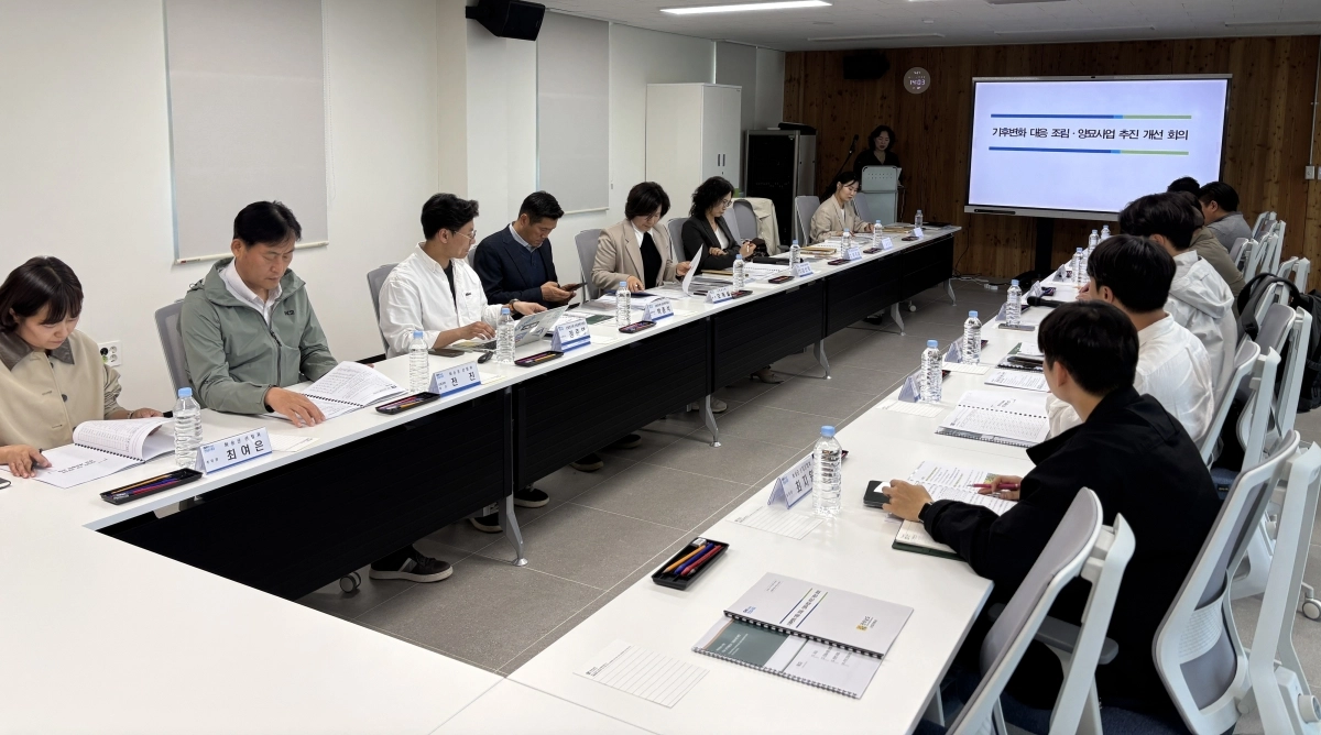 전남도가 지난 21일 전남도산림연구원에서 기후변화 대응 산림 수종·양묘사업 개선회의를 하고 있다.