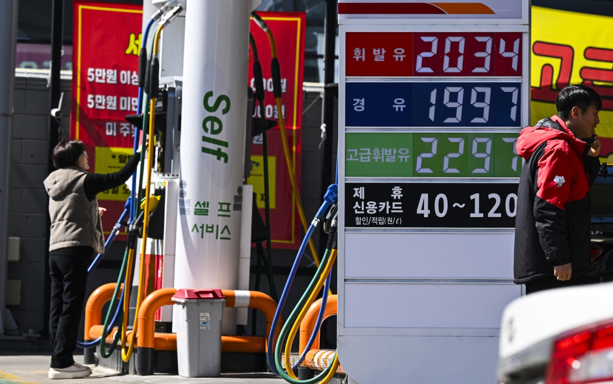 서울 시내 한 주유소에 휘발유 등 가격이 표시돼 있다. 이지훈 기자