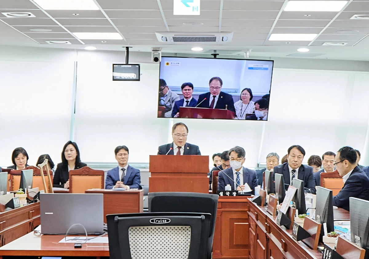 박재용 의원이 21일 열린 제389회 임시회 농정해양위원회 회의에서 ‘경기도 낚시 관리 및 산업 육성 조례 일부개정조례안’에 대한 제안 설명을 하고 있다. (사진=경기도의회)