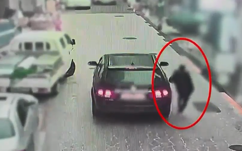 서행 중인 자동차에 고의로 부딪히는 사고를 내 운전자와 보험사로부터 1000만원을 뜯어낸 50대 A씨가 지난 1월 10일 부산 부산진구 한 거리에서 팔을 내밀어 정상 운행 중인 자동차에 고의로 부딪히고 있다. 부산경찰청 제공