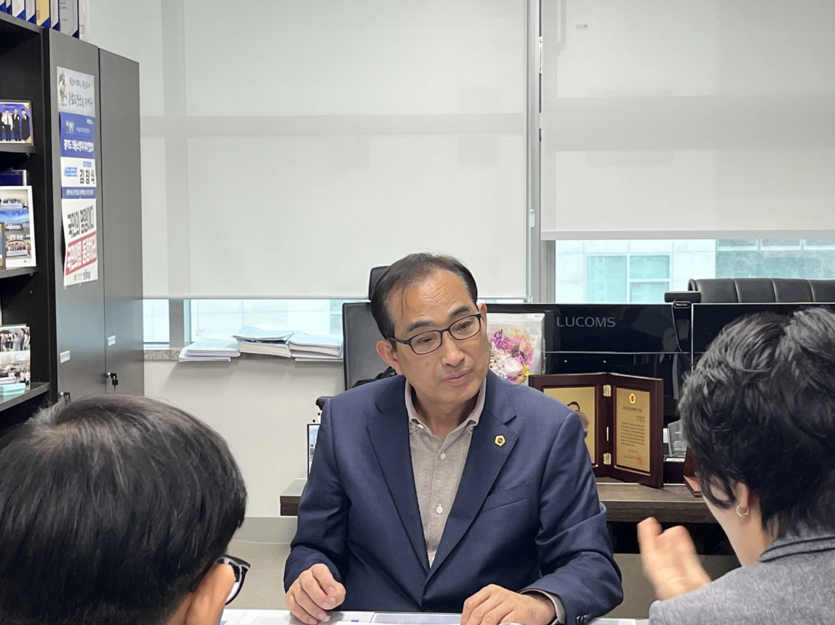 김창식 의원이 20일 경기도의회에서 기후환경에너지국 산림녹지과 관계자들과 간담회를 열고 불암산 등산로 안전 문제 등 정비사업과 관련한 개선 방안을 논의하고 있다.(사진=경기도의회)
