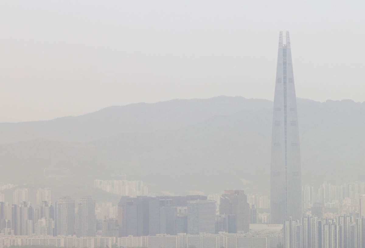 전국 대부분 지역에 황사의 영향으로 미세먼지 농도가 ‘나쁨’ 수준을 보인 22일 오전 서울 남산에서 바라본 롯데월드타워가 흐리게 보이고 있다. 2026.4.22 뉴스1